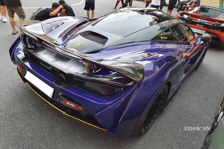 Còn McLaren 720S sở hữu khối động cơ V8, tăng áp kép, dung tích 4.0 lít mới, tạo ra công suất tối đa 720 mã lực tại vòng tua máy 7.000 vòng/phút và mô-men xoắn cực đại 770 Nm tại vòng tua máy 5.500 vòng/phút.