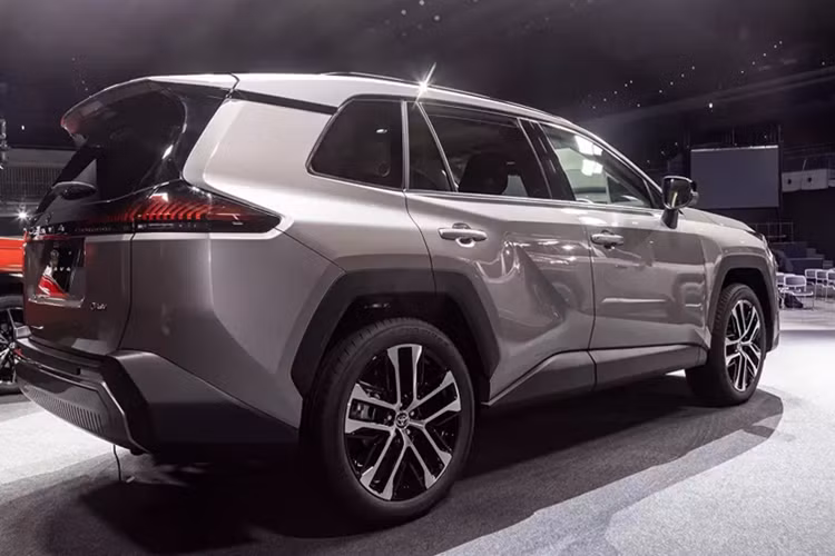 Nổi bật trên mặt táp-lô là bảng đồng hồ kỹ thuật số rộng 12,3 inch. Màn hình của bảng đồng hồ có thể hiển thị với nhiều phong cách khác nhau. Giao diện hiển thị của đồng hồ có thể được tùy biến.