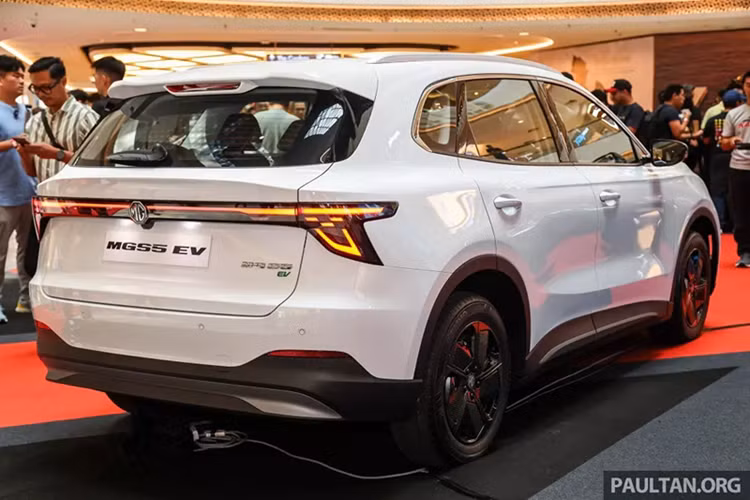 Tất cả các phiên bản của xe đều sử dụng mô-tơ điện nằm trên cầu sau với công suất tối đa 170 mã lực và mô-men xoắn cực đại 250 Nm. MG nhấn mạnh S5 là mẫu xe điện dẫn động cầu sau duy nhất trong phân khúc. Ngoài ra, xe còn được trang bị hệ thống treo sau đa liên kết.