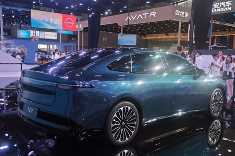 Ngoại thất của N7 hoàn toàn khác biệt với các dòng xe còn lại của hãng, nổi bật với dải đèn LED định vị ban ngày và cụm đèn pha tinh xảo. Nội thất cũng hiện đại hơn bất kỳ mẫu xe Nissan nào khác, kể cả Ariya, với các điểm nhấn như màn hình thông tin giải trí 15,6 inch, sạc không dây, vô lăng hai chấu và thiết kế tối giản.