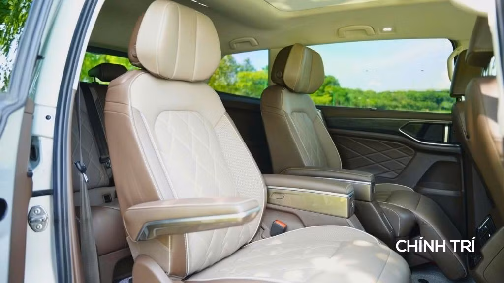 Ghế ngồi của Volkswagen Viloran có thiết kế ôm lưng tuyệt vời, với đường chỉ khâu tỉ mỉ hình quả trám mang đến vẻ đẹp tinh tế. Chất liệu da cao cấp được sử dụng trên ghế, tạo cảm giác êm ái và sang trọng. Các ghế đều được trang bị bệ tì tay hai bên tiện dụng, giúp người ngồi có cảm giác thoải mái trong suốt hành trình dài. Thiết kế này không chỉ tối ưu hóa sự hỗ trợ cho lưng, mà còn nâng cao trải nghiệm thư giãn, hoàn hảo cho những chuyến đi xa.