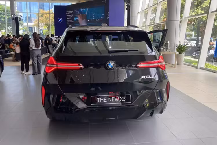 Tất cả phiên bản đều sử dụng hộp số Steptronic 8 cấp với lẫy chuyển số trên vô lăng và hệ dẫn động toàn thời gian thông minh BMW xDrive, mang lại khả năng phân bổ lực kéo linh hoạt trên cả bốn bánh xe. Ngoài ra, phiên bản BMW X3 20 xDrive M Sport được bổ sung chức năng Sport Boost cho những pha bứt tốc đầy phấn khích.