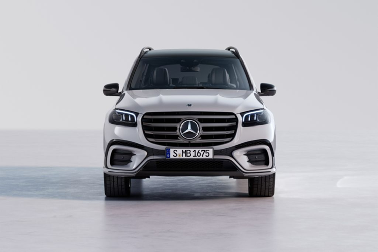 Một trong những tâm điểm của triển lãm lần này là sự kiện ra mắt Mercedes-Benz GLS phiên bản nâng cấp giữa vòng đời - mẫu SUV cỡ lớn chủ lực của hãng, vừa được điều chỉnh nhẹ về thiết kế và trang bị nhằm gia tăng sức cạnh tranh trong phân khúc SUV hạng sang.