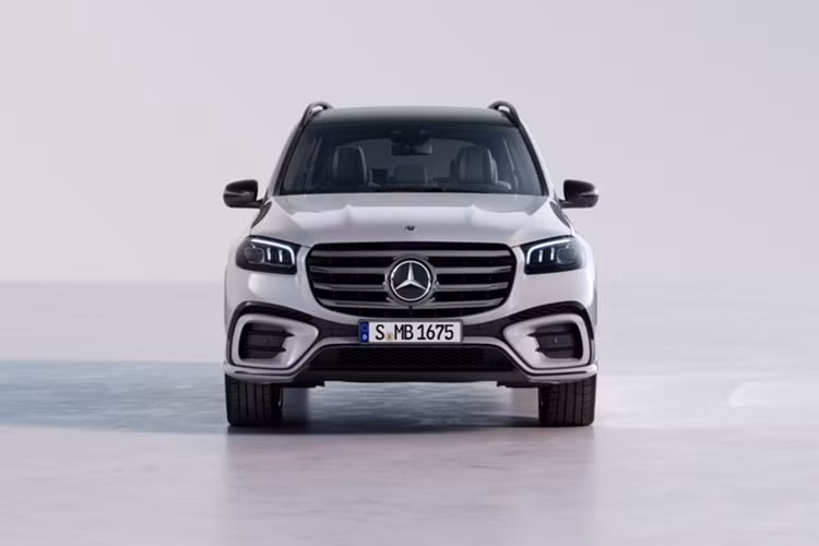 Một trong những tâm điểm của triển lãm lần này là sự kiện ra mắt Mercedes-Benz GLS phiên bản nâng cấp giữa vòng đời - mẫu SUV cỡ lớn chủ lực của hãng, vừa được điều chỉnh nhẹ về thiết kế và trang bị nhằm gia tăng sức cạnh tranh trong phân khúc SUV hạng sang.