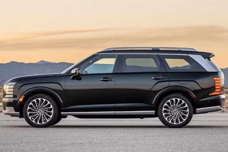 Hệ thống hỗ trợ địa hình còn có chức năng hiển thị độ nghiêng, la bàn và cao độ theo thời gian thực, giúp người lái kiểm soát tốt hơn trong các điều kiện phức tạp. Không gian nội thất bản XRT PRO cũng được chăm chút với cửa sổ trời toàn cảnh, ghế giả da cao cấp, hệ thống âm thanh Bose 14 loa và đèn ambient nhiều màu sắc.