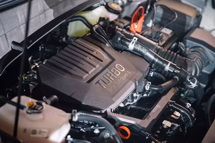 Sản sinh công suất tối đa 115 mã lực và mô-men xoắn cực đại 144 Nm, kết hợp với hộp số biến thiên thông minh IVT. Riêng phiên bản N Line sử dụng động cơ xăng GDI 4 xi-lanh, tăng áp, dung tích 1.5L mạnh mẽ hơn. Động cơ này cho công suất tối đa 160 mã lực và mô-men xoắn cực đại 253 Nm. Sức mạnh được truyền tới bánh thông qua hộp số tự động ly hợp kép 7 cấp.