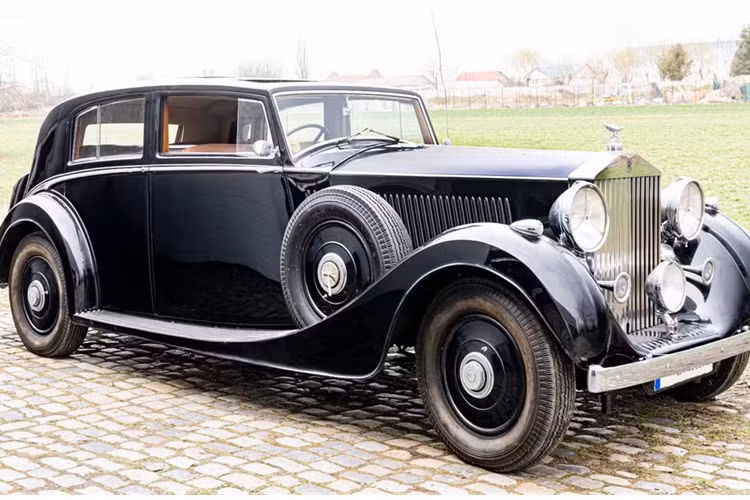 Động cơ V12 kết hợp với hộp số sàn 4 cấp, có các đặc điểm cơ khí độc đáo như hệ thống đánh lửa kép (thường thấy trên máy bay). Phantom III mang dấu ấn quan trọng, bởi đây cũng là chiếc xe cuối cùng Henry Royce - một trong những nhà sáng lập công ty, trực tiếp tham gia phát triển.