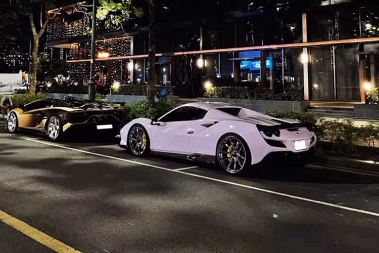 Ở thiết kế, siêu xe mui trần Ferrari F8 Spider gây ấn tượng với thiết kế khoẻ khoắn tương tự như là phiên bản Coupe, Ferrari F8 Tributo. Điểm khác biệt của hai chiếc xe này đến từ việc mui xếp cứng trên Ferrari F8 Spider có thể đóng hoặc mở mui trong thời gian khoảng 14 giây. Ngoài là vách ngăn nhỏ bằng kính nằm ngay giữa hai ghế ngồi của siêu xe Ferrari F8 Spider.