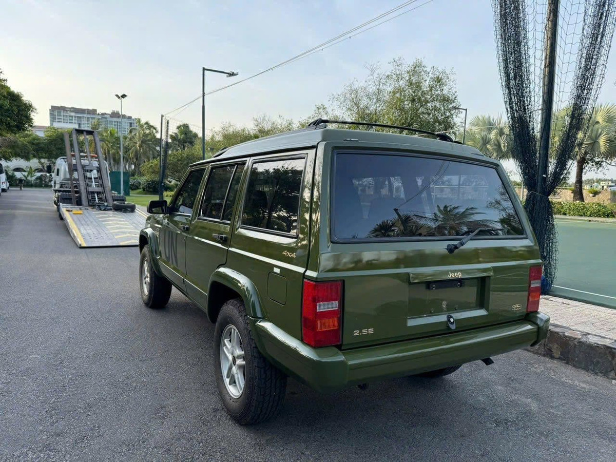 Ngoại thất của xe vẫn giữ được độ sáng bóng, các chi tiết viền và đèn pha không có dấu hiệu xuống cấp. Bên trong khoang cabin, ghế da, vô lăng, bảng điều khiển và các nút bấm đều gần như nguyên bản, không có dấu hiệu hao mòn. Toàn bộ nội thất cho thấy chiếc xe được bảo quản trong điều kiện lý tưởng và hầu như không sử dụng.