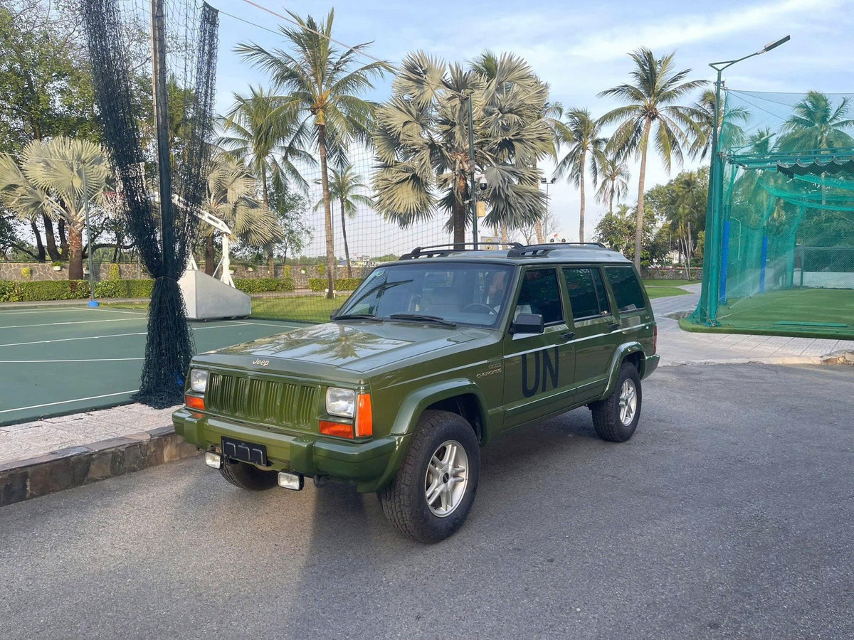 Chiếc Jeep Cherokee đời 2001 này từng gây xôn xao cộng đồng yêu xe cổ khi được rao bán tại Long An hồi đầu năm 2025 với quãng đường di chuyển chỉ hơn 1.000 miles, tương đương khoảng 1.600 km. Một con số hiếm thấy đối với một chiếc SUV đã tồn tại hơn 20 năm.