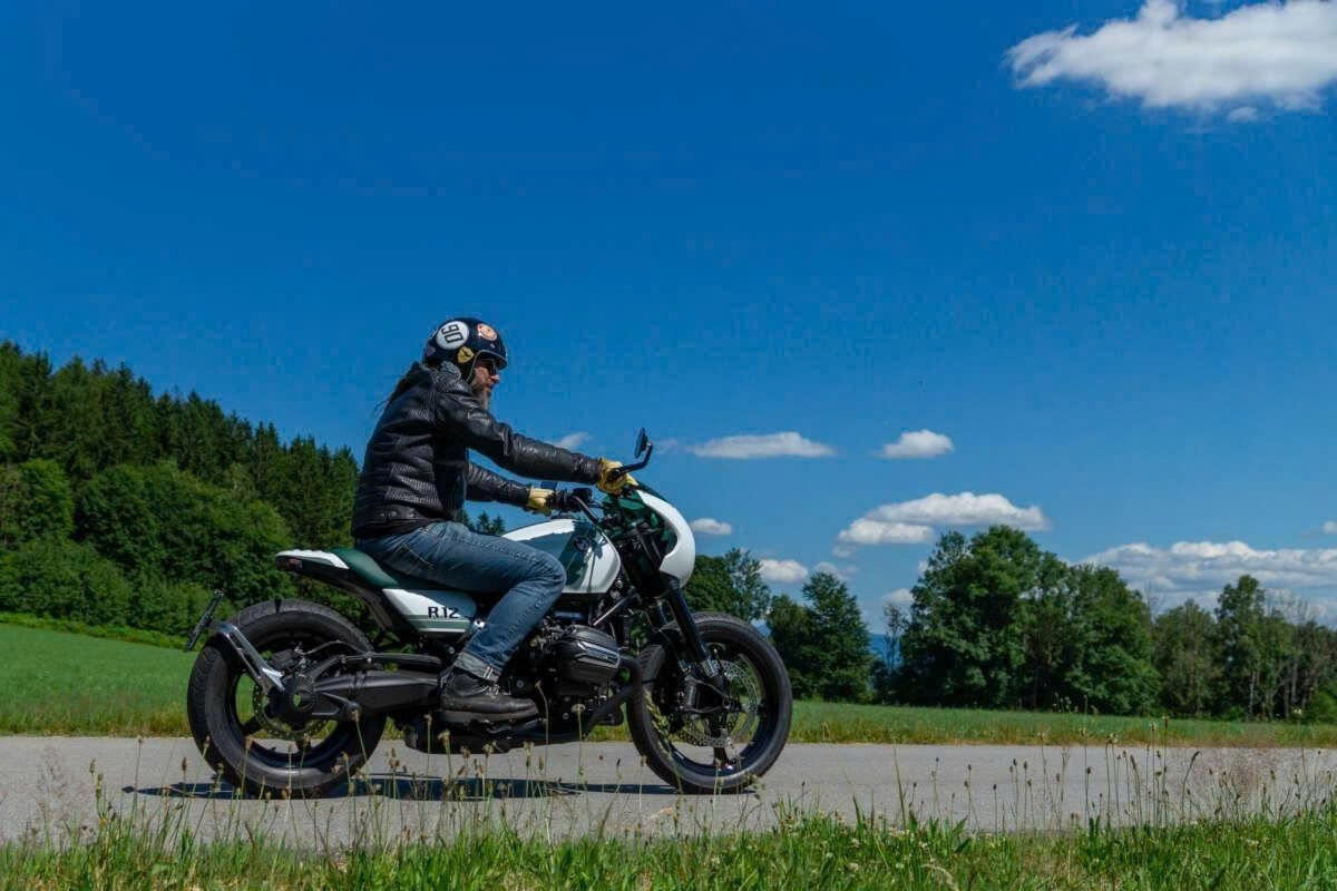 Cả hai bản độ đều sở hữu bộ sơn lấy cảm hứng từ rừng Bavaria, với tông màu ba phần tư trắng và một phần tư xanh, tượng trưng cho cảnh sắc lạnh giá đặc trưng nơi đây.