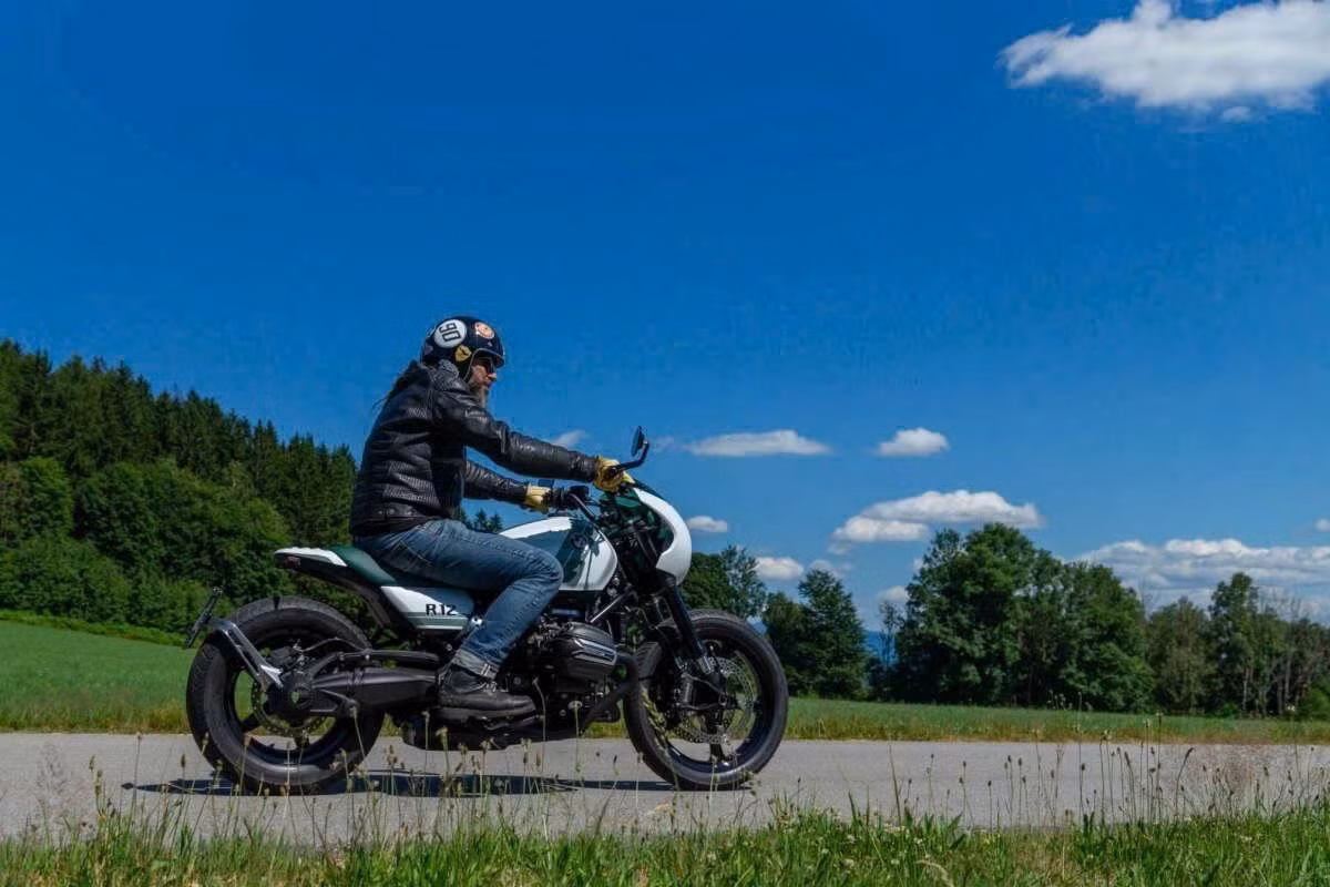 Cả hai bản độ đều sở hữu bộ sơn lấy cảm hứng từ rừng Bavaria, với tông màu ba phần tư trắng và một phần tư xanh, tượng trưng cho cảnh sắc lạnh giá đặc trưng nơi đây.