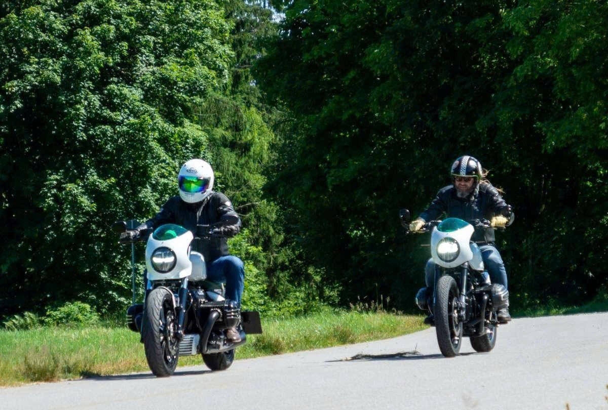 Hệ thống khung xe của R12 cũng được nâng thêm 15 mm nhờ giảm xóc Wilber. Hệ thống đèn hậu sử dụng xi-nhan tuần tự Kellermann Jetstream, mô phỏng cánh máy bay, mang đến dáng vẻ công nghệ và phá cách.