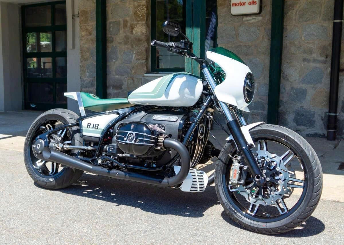 Chiếc xe cũng được trang bị loạt chi tiết in 3D và gia công CNC như cụm đèn hậu, giá đỡ yếm, nắp đầu gắp tích hợp biển số và xi-nhan. Hệ thống ống xả phủ gốm đen từ Hattech mang lại âm thanh trầm lực và hoàn thiện ngoại hình. Nội thất xe gây ấn tượng với yên da và Alcantara được làm thủ công tỉ mỉ bởi Zinteriors.