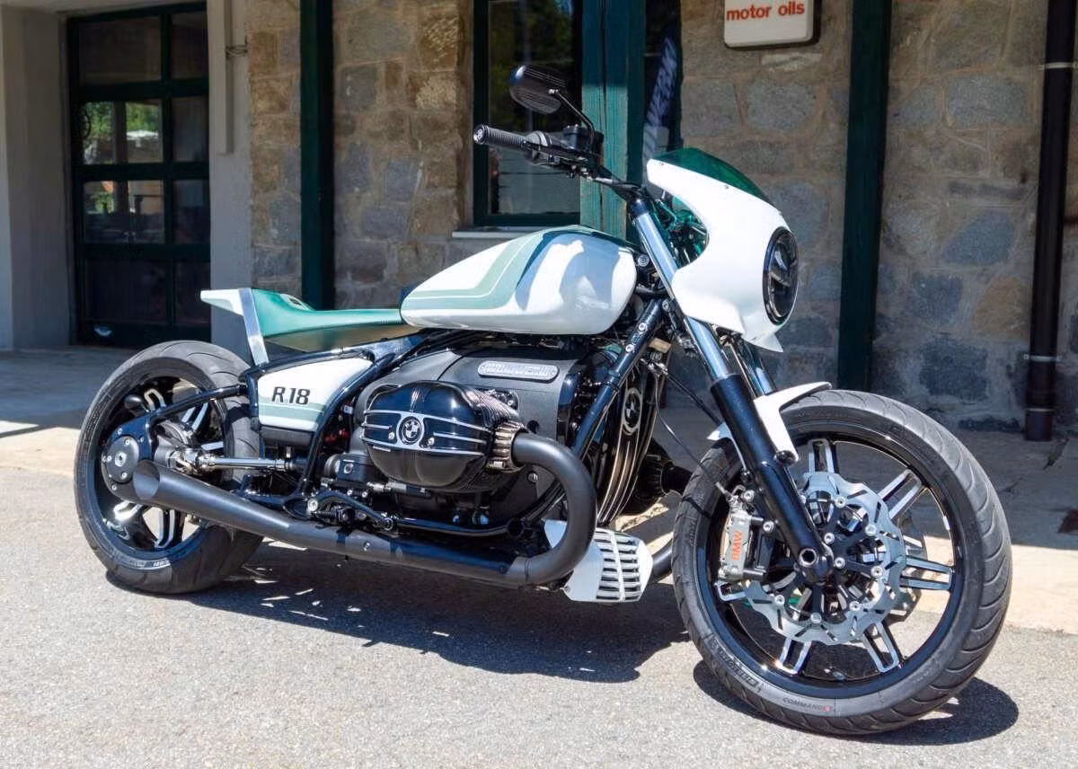 Chiếc xe cũng được trang bị loạt chi tiết in 3D và gia công CNC như cụm đèn hậu, giá đỡ yếm, nắp đầu gắp tích hợp biển số và xi-nhan. Hệ thống ống xả phủ gốm đen từ Hattech mang lại âm thanh trầm lực và hoàn thiện ngoại hình. Nội thất xe gây ấn tượng với yên da và Alcantara được làm thủ công tỉ mỉ bởi Zinteriors.