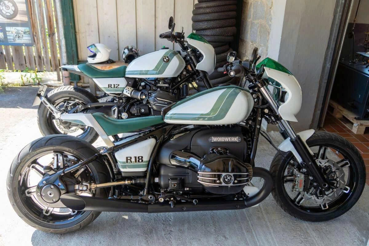Ngược lại, bản độ từ R12 theo đuổi triết lý nhẹ nhàng và hiện đại. Thiết kế đuôi xe được cắt gọn kiểu bobber, ghi-đông và gác chân được tinh chỉnh cho tư thế lái thể thao hơn. Yên xe sử dụng chất liệu Alcantara, mang phong cách tối giản nhưng cao cấp. Bình xăng được thiết kế lại hoàn toàn bằng CAD, tích hợp logo “Speed Sisters” để gợi nhắc sự liên kết với người chị R18.