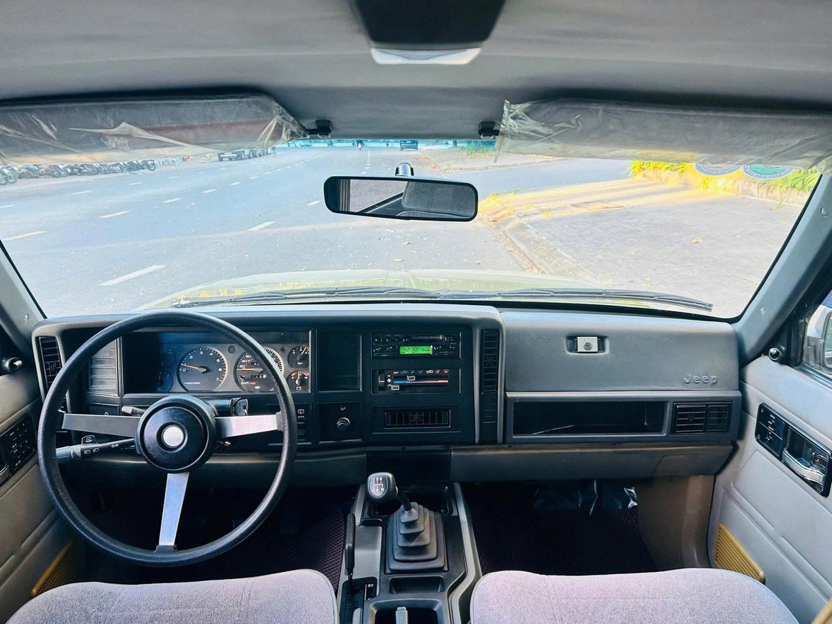 Jeep Cherokee 2001 thuộc thế hệ KJ, sử dụng khung gầm body-on-frame truyền thống và hệ dẫn động bốn bánh, vốn là điểm mạnh nổi bật của dòng xe Mỹ thời kỳ đó. Dù không còn hợp thị hiếu phổ thông hiện nay, nhưng với những người đam mê phong cách off-road cổ điển, đây là một mẫu xe mang tính biểu tượng.