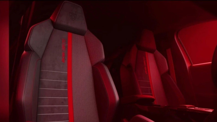 Dù chưa công bố giá bán, Peugeot E-208 GTi được kỳ vọng sẽ chính thức mở bán vào cuối năm nay. Đây sẽ là quân bài chiến lược của hãng trong phân khúc xe thể thao đô thị chạy điện, nơi các đối thủ như Abarth 500e hay Mini Cooper SE cũng đang cạnh tranh quyết liệt.