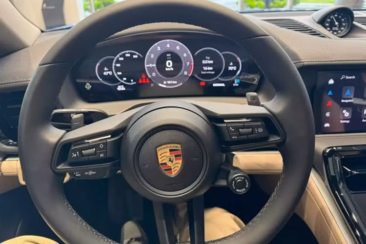 Cụm đèn hậu LED toàn phần của xe được thiết kế mỏng hơn. Bên cạnh đó là cánh gió sau với 2 chế độ mở và cản sau mới. Những chi tiết này khiến Porsche Panamera 2024 gợi liên tưởng đến người anh em 911 ST.