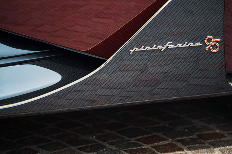 Khả năng tăng tốc từ 0-100 km/h trong 1,8 giây và tốc độ tối đa 350 km/h.