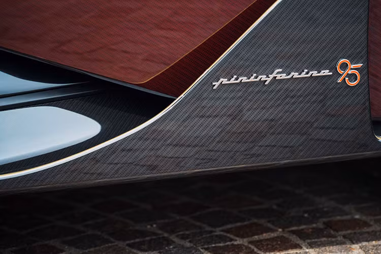 Khả năng tăng tốc từ 0-100 km/h trong 1,8 giây và tốc độ tối đa 350 km/h.