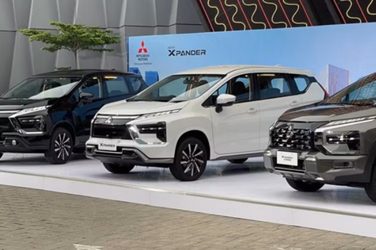 Đáng chú ý, xe được trang bị bộ mâm hợp kim 17 inch hoàn toàn mới và phần cản sau cũng được tinh chỉnh nhằm mang đến cái nhìn cân đối hơn cho đuôi xe. Biến thể Xpander Cross 2025 được Mitsubishi định hình rõ ràng hơn theo hướng SUV với những đường nét mạnh mẽ.