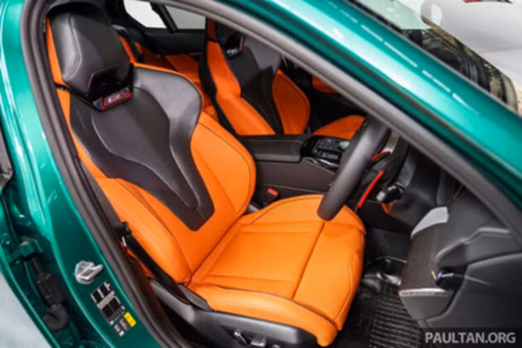 Đuôi xe nổi bật với cánh gió dạng Gurney, đèn phản quang dọc và hệ thống ống xả kép bốn họng. Xe có 8 tùy chọn màu sơn ngoại thất, bao gồm Alpine White, Fire Red, Isle of Man Green… cùng 4 màu nội thất như Black, Red hay Kyalami Orange.