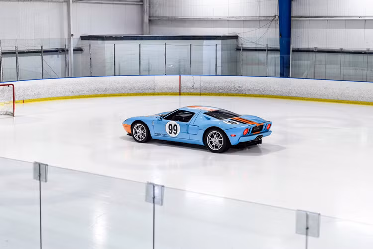 Điểm nhấn của GT Heritage là tông màu cam Gulf-racing phối xanh nhạt, tôn vinh những chiếc Ford GT40 đã thi đấu và giành chiến thắng tại Le Mans (24 Hours of Le Mans), thực sự phù hợp với dòng Ford GT.