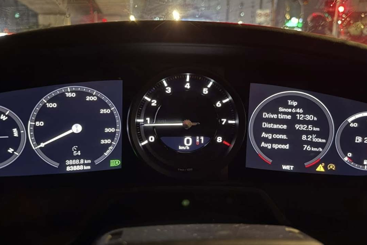 Không chỉ “chịu chơi”, chủ xe còn “chịu chạy”. Gần 100.000 km trong 21 tháng là thành tích mà ngay cả xe phổ thông cũng khó đạt được nếu không liên tục vận hành. Trong cộng đồng Porsche toàn cầu, đây có thể là một trong những chiếc 911 Dakar có odo tăng nhanh kỷ lục.