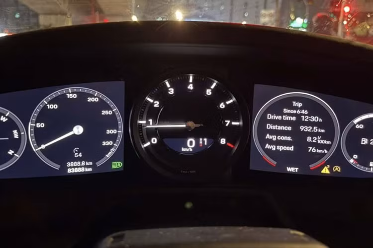 Không chỉ “chịu chơi”, chủ xe còn “chịu chạy”. Gần 100.000 km trong 21 tháng là thành tích mà ngay cả xe phổ thông cũng khó đạt được nếu không liên tục vận hành. Trong cộng đồng Porsche toàn cầu, đây có thể là một trong những chiếc 911 Dakar có odo tăng nhanh kỷ lục.