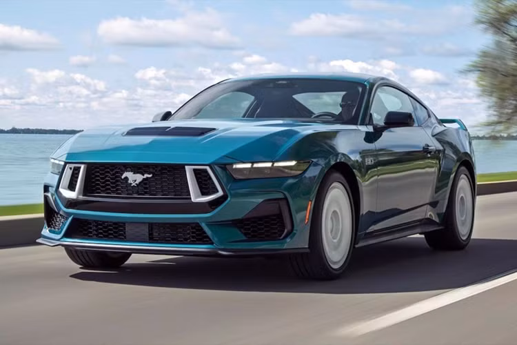 Ford Mustang thế hệ thứ 2 bị giới đam mê nhận định "mất chất" và Mustang thế hệ thứ 3 từ năm 1979-1993 đã tạo nên điều ngoạn mục dù được phát triển dựa trên nền tảng khung gầm thời kỳ đó.
