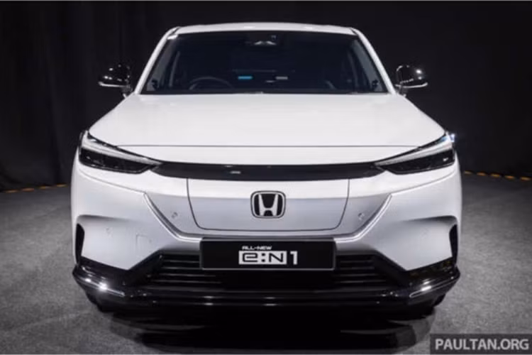 SUV điện Honda e:N1 lần đầu tiên được trưng bày tại Triển lãm Ô tô Quốc tế Kuala Lumpur (KLIMS) vào tháng 12 năm ngoái và hiện nay đã chính thức được phân phối với số lượng giới hạn, áp dụng hình thức bán theo thứ tự đặt trước.