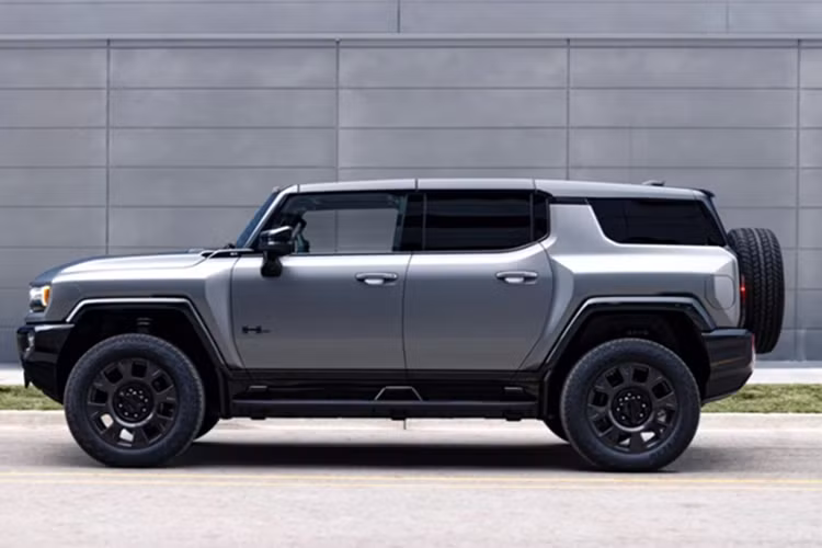 Xe được trang bị bộ mâm kích thước lớn 22 inch, làm từ sợi carbon kết hợp lốp đa địa hình Goodyear Wrangler AT 35 inch, hoàn thiện diện mạo off-road bề thế. Ngoài ra, xe còn có tấm ốp bảo vệ gầm trước màu tối, tăng tính thực dụng cho các chuyến đi địa hình.