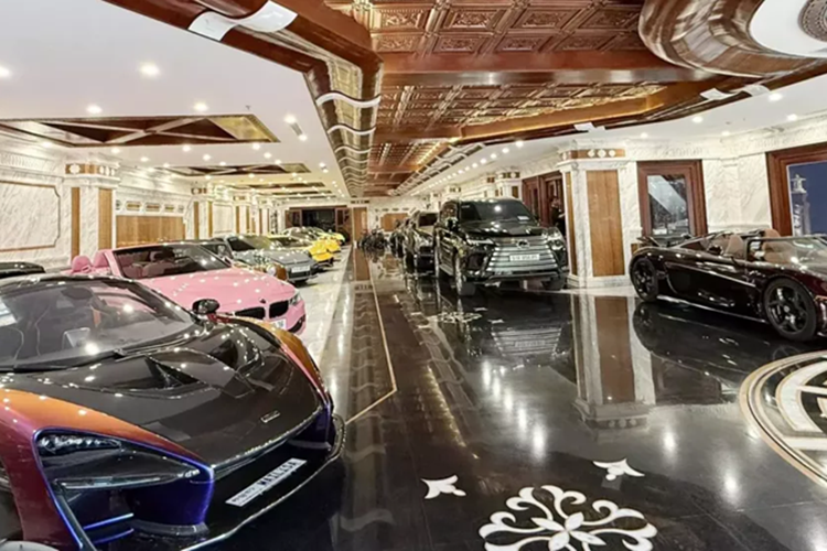 Vừa mới đây, đại gia Hoàng Kim Khánh đã bật mí về việc sẽ sắp mang dàn siêu xe trăm tỷ đến Bảo Lộc, tỉnh Lâm Đồng để tổ chức 1 sự kiện siêu xe vô cùng hoành tráng. Và có lẽ như các lần trước, cuộc vui này chỉ "cây nhà lá vườn" với hơn 10 siêu xe, xe sang, xe thể thao của tay chơi này.