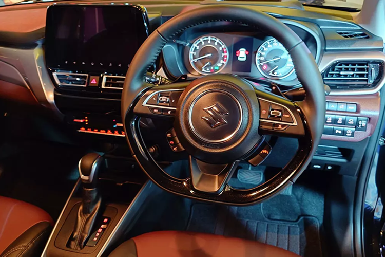 Theo cảm nhận trực tiếp của giới truyền thông có mặt tại sự kiện ra mắt, chất lượng vật liệu trong khoang nội thất tương đương với phiên bản dành cho thị trường Nhật Bản.