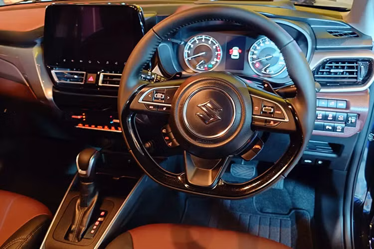 Theo cảm nhận trực tiếp của giới truyền thông có mặt tại sự kiện ra mắt, chất lượng vật liệu trong khoang nội thất tương đương với phiên bản dành cho thị trường Nhật Bản.