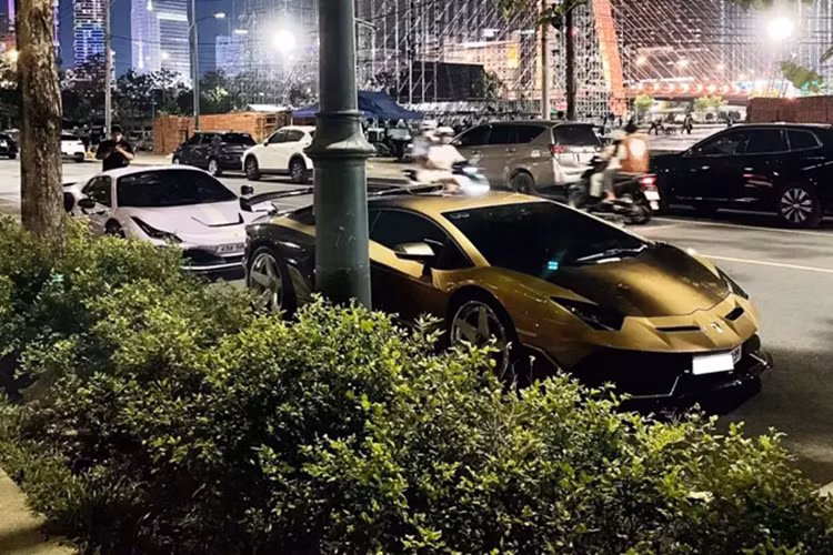 Lamborghini Aventador mang bản độ SVJ tại Việt Nam phải trên 4 xe, nhưng chiếc này được chủ nhân đầu tư rất bài bản, từ body kit, mâm đến bộ áo của xe, thể hiện đúng chất 1 xe độ đẹp.