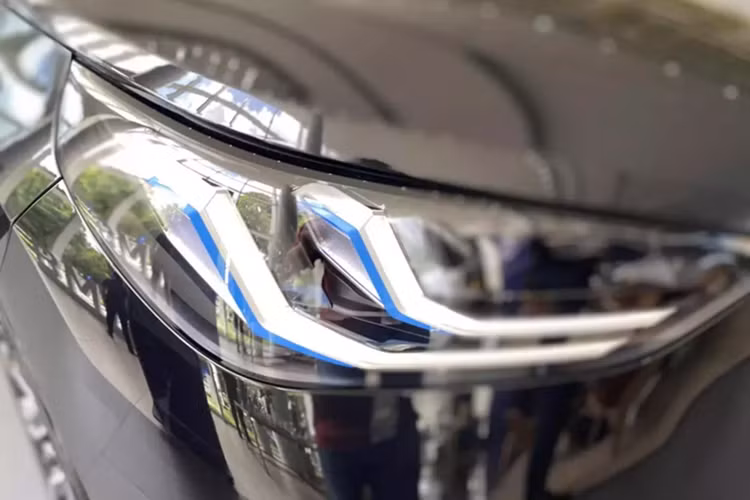 Thân xe được thiết kế chắc chắn với các tấm ốp nổi khối, nóc xe dốc về phía sau càng làm nổi bật tính thể thao của BMW X3. Vòm bánh xe sau mở rộng theo chiều ngang, tạo cảm giác vững chắc và bề thế. Đèn hậu xe cuốn hút với đồ họa ánh sáng dạng chữ X cách điệu, góp phần gia tăng sự mạnh mẽ và thể thao cho đuôi xe.