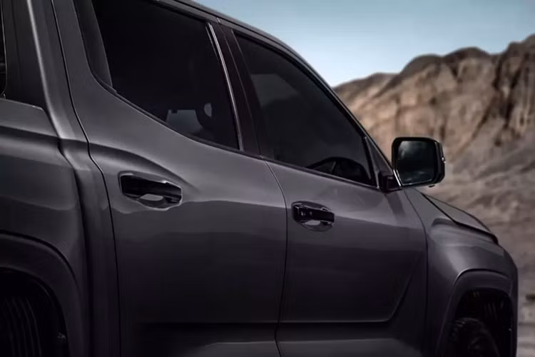 Mitsubishi Triton Double Cab Plus Ultra là phiên bản 4 cửa gầm cao của mẫu xe bán tải này. Xe sở hữu các chi tiết màu đen bóng ở ngoại thất như lưới tản nhiệt Dynamic Shield, viền đèn sương mù, ốp gương chiếu hậu, tay nắm cửa bên sườn/thùng hàng, cản sau, bậc lên xuống và bộ mâm hợp kim 18 inch.