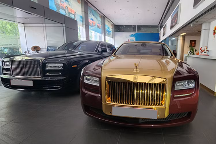 Thú vị nằm ở chỗ việc bán chiếc xe siêu sang Rolls-Royce Ghost "dát vàng" cho ông Trịnh Văn Quyết diễn ra khi cựu CEO của Rolls-Royce Việt Nam muốn sở hữu biệt thự của tập đoàn này ở Hạ Long. Ông M. chia sẻ rằng muốn đổi chiếc xe Rolls-Royce Ghost "dát vàng" để lấy biệt thự của FLC Hạ Long, và ông Quyết đã đồng ý ngay.
