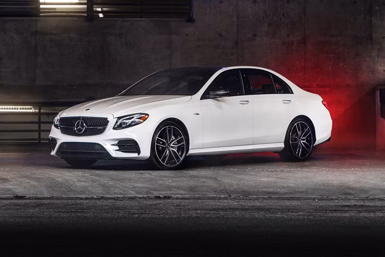 Nằm bên dưới nắp capô của xe sedan tầm trung Mercedes-Benz E1-Class vẫn là động cơ 4 xy-lanh, dung tích 1.5 lít, tăng áp, sản sinh suất tối đa 156 mã lực và mô-men xoắn cực đại 250 Nm. Kết hợp cùng hộp số tự động 9 cấp, hệ dẫn động cầu sau, cho phép xe đạt vận tốc cực đại 223 km/h.