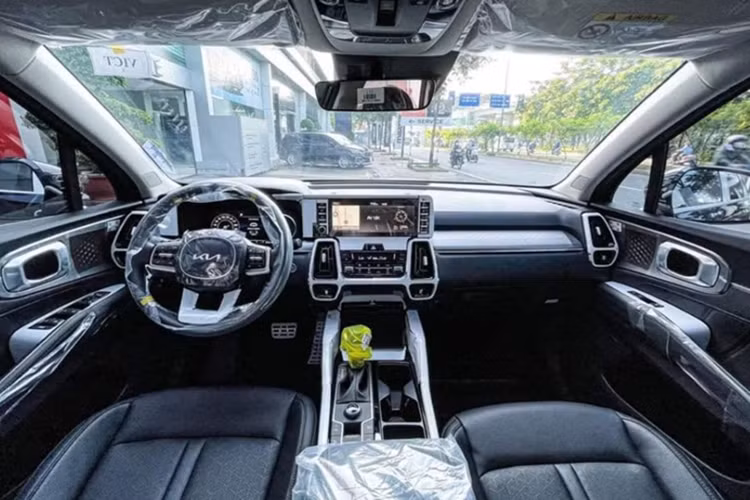 Việc ưu đãi sâu không chỉ giúp Kia Sorento gia tăng sức cạnh tranh trong phân khúc SUV hạng D mà còn tạo lợi thế trước các mẫu SUV/CUV hạng C. Với mức giá 899 triệu đồng, Sorento 2.2D Luxury có giá tương đương với Mazda CX-5 2.0L Premium Exclusive (869 triệu đồng) và Ford Territory Titanium X 1.5 AT (889 triệu đồng).