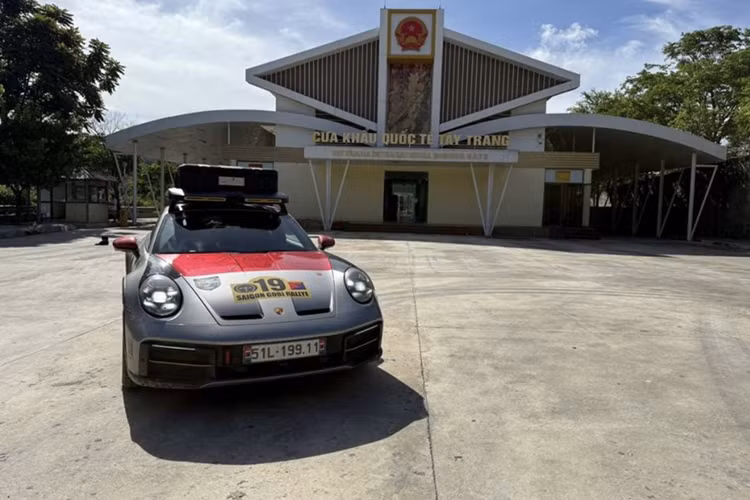 Nhưng với doanh nhân H.A.N, mẫu xe này không chỉ là biểu tượng tốc độ hay giới hạn sản xuất, mà là bạn đồng hành trên mọi cung đường, từ cao tốc Việt Nam tới dãy Thiên Sơn ở Trung Quốc.