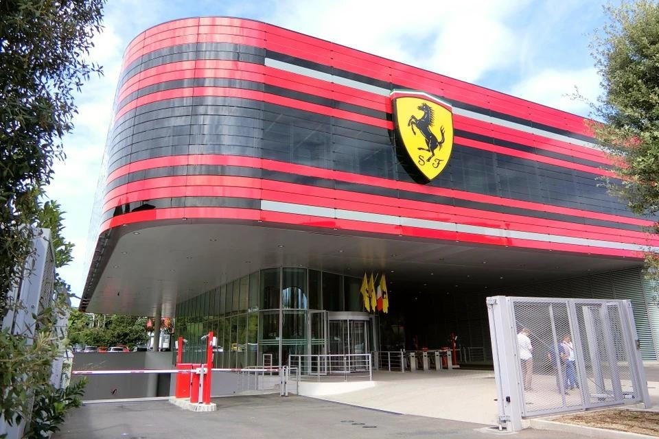 Con ngựa đen ban đầu là biểu tượng của Bá tước Francesco Baracca, một phi công huyền thoại của lực lượng không quân Italy trong Thế chiến thứ nhất; ông đã vẽ nó lên bên hông mỗi chiếc máy bay mà ông lái. Nền màu vàng là đại diện cho Modena, quê nhà của ông Enzo Ferrari.