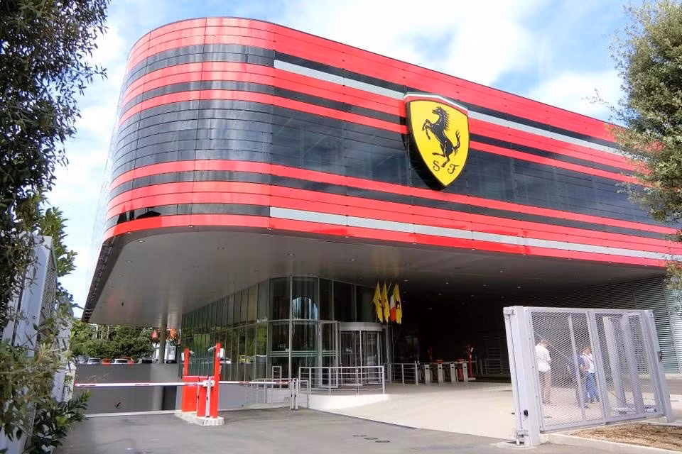 Con ngựa đen ban đầu là biểu tượng của Bá tước Francesco Baracca, một phi công huyền thoại của lực lượng không quân Italy trong Thế chiến thứ nhất; ông đã vẽ nó lên bên hông mỗi chiếc máy bay mà ông lái. Nền màu vàng là đại diện cho Modena, quê nhà của ông Enzo Ferrari.