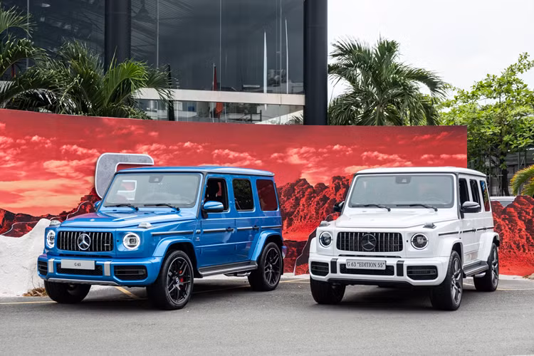 SUV hạng sang Mercedes-AMG G63 được trang bị khối động cơ xăng V8, tăng áp kép, dung tích 4.0 lít, sản sinh công suất tối đa 577 mã lực tại vòng tua máy 6.000 vòng/phút và mô-men xoắn cực đại 850 Nm tại dải tua máy 2.500 - 3.500 vòng/phút.