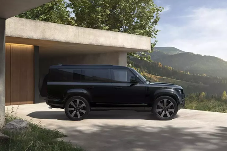 Lần đầu tiên, Land Rover trang bị tùy chọn hệ thống ga tự động thích ứng địa hình (Adaptive Off-Road Cruise Control), cho phép xe tự động điều chỉnh tốc độ để đảm bảo sự thoải mái tối ưu trên các bề mặt gồ ghề. Land Rover Defender bản nâng cấp giữa vòng đời này sẽ có nhiều tùy chọn động cơ tùy theo từng thị trường.