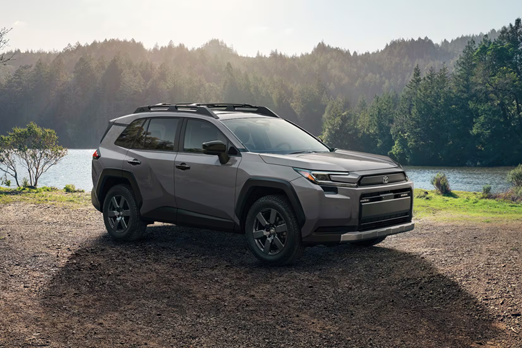 Bản RAV4 Plug-in Hybrid (PHEV) mạnh mẽ hơn đáng kể với 320 mã lực, hệ dẫn động AWD tiêu chuẩn, khả năng chạy thuần điện lên tới 80 km và đặc biệt là hỗ trợ sạc nhanh DC qua cổng CCS, cho phép sạc từ 10% lên 80% chỉ trong 30 phút. Toyota xác nhận RAV4 thế hệ mới sẽ được bán ra tại Mỹ vào cuối năm 2025.