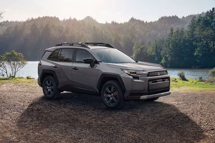 Bản RAV4 Plug-in Hybrid (PHEV) mạnh mẽ hơn đáng kể với 320 mã lực, hệ dẫn động AWD tiêu chuẩn, khả năng chạy thuần điện lên tới 80 km và đặc biệt là hỗ trợ sạc nhanh DC qua cổng CCS, cho phép sạc từ 10% lên 80% chỉ trong 30 phút. Toyota xác nhận RAV4 thế hệ mới sẽ được bán ra tại Mỹ vào cuối năm 2025.