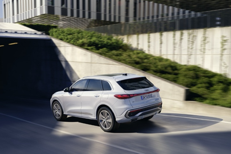 Nhờ đó, xe có thể vận hành hoàn toàn bằng điện trong phạm vi từ 82 đến 100 km (theo tiêu chuẩn châu Âu WLTP), đủ để đáp ứng hầu hết nhu cầu di chuyển hàng ngày tại đô thị. Ngoài dung lượng pin, tốc độ sạc cũng được nâng cấp đáng kể. Nếu như thế hệ cũ chỉ hỗ trợ sạc AC tối đa 7,4 kW thì phiên bản mới đã tăng lên 11 kW.